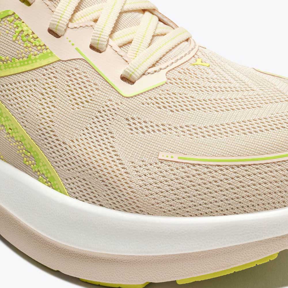 Women's Mythos Blushield Vigore 4 Running Shoe - Buttercream/Minced Quince - Regular (B)