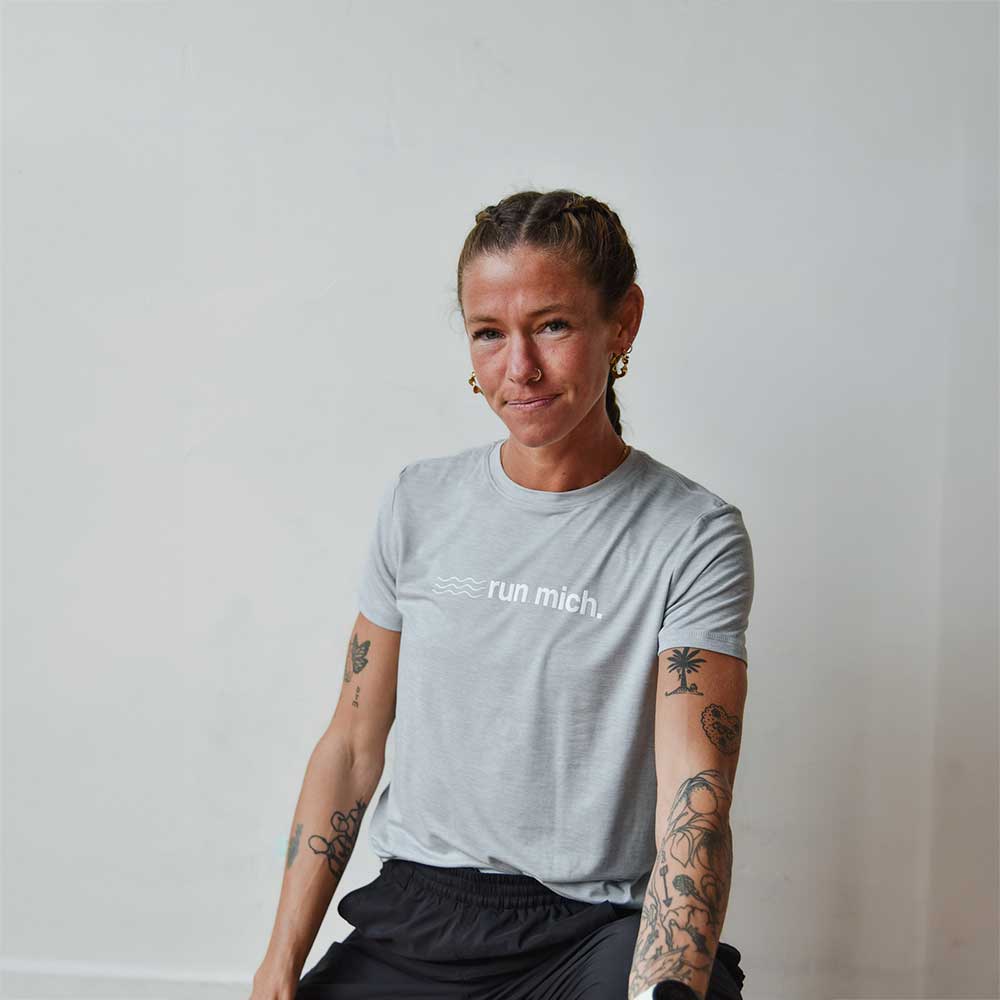 Women's Run Mich Waves Performance Tech Short Sleeve Classic Fit - Silver Cloud/White Woven Square Patch w/ Light Gray Gazelle