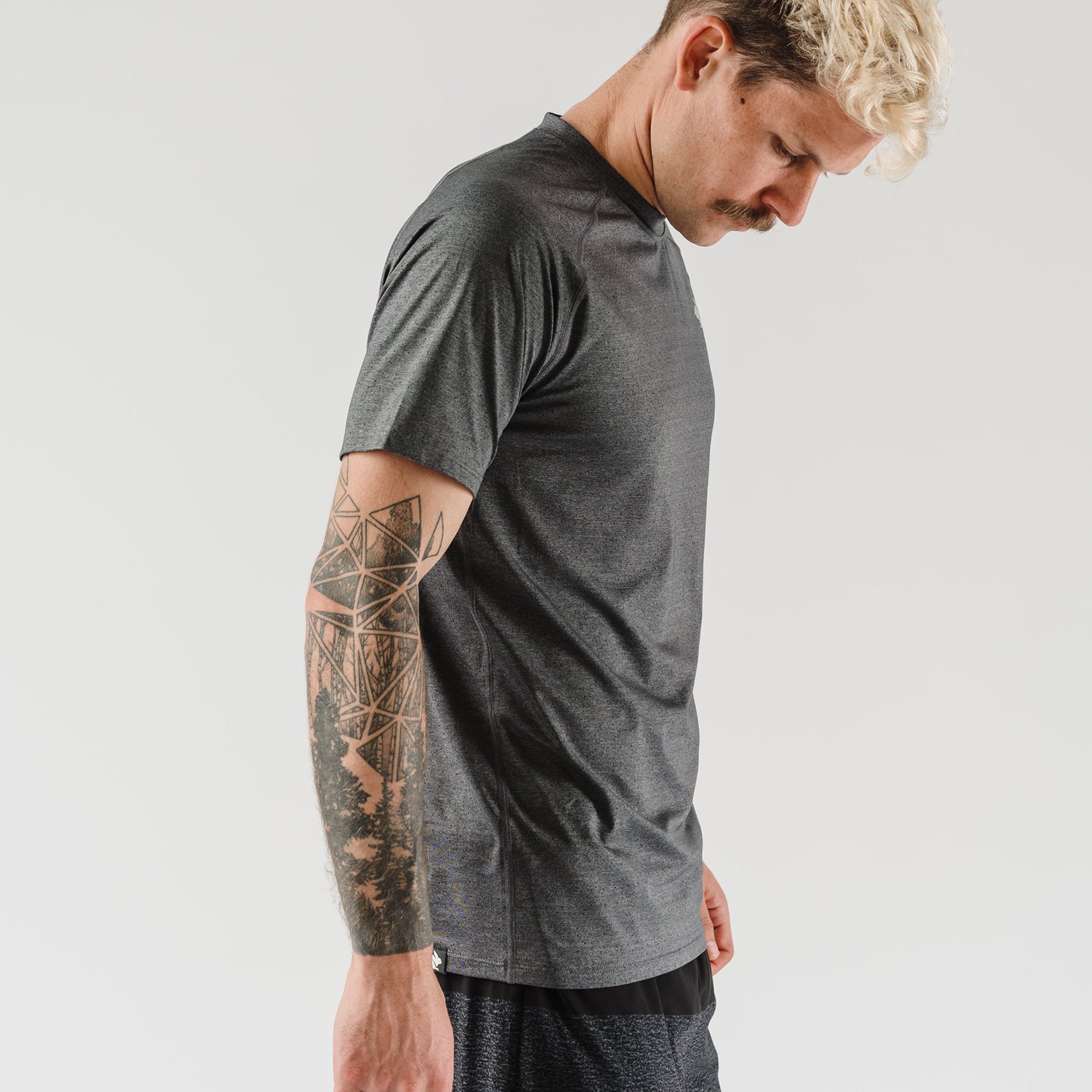 Men's EZ Tee Perf Short Sleeve Top - Charcoal – Gazelle Sports