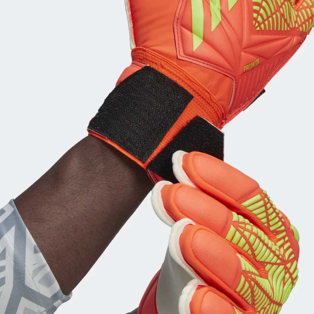 Predator Edge Fingersave Match Glove- Solar Red/Team Solar Green